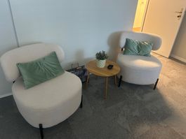 Zwei Loungesessel Boucle weiss mit Beistelltisch gebraucht