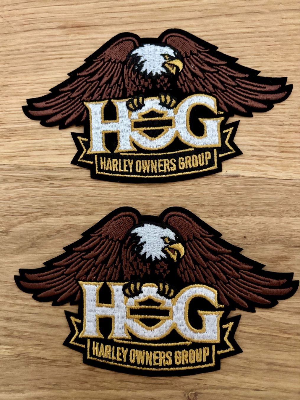 Harley-Davidson Toppe: 2 Ecussons Harley Davidson HOG, neufs – Nuovo (secondo la descrizione) da Losone venduto da courrier 1