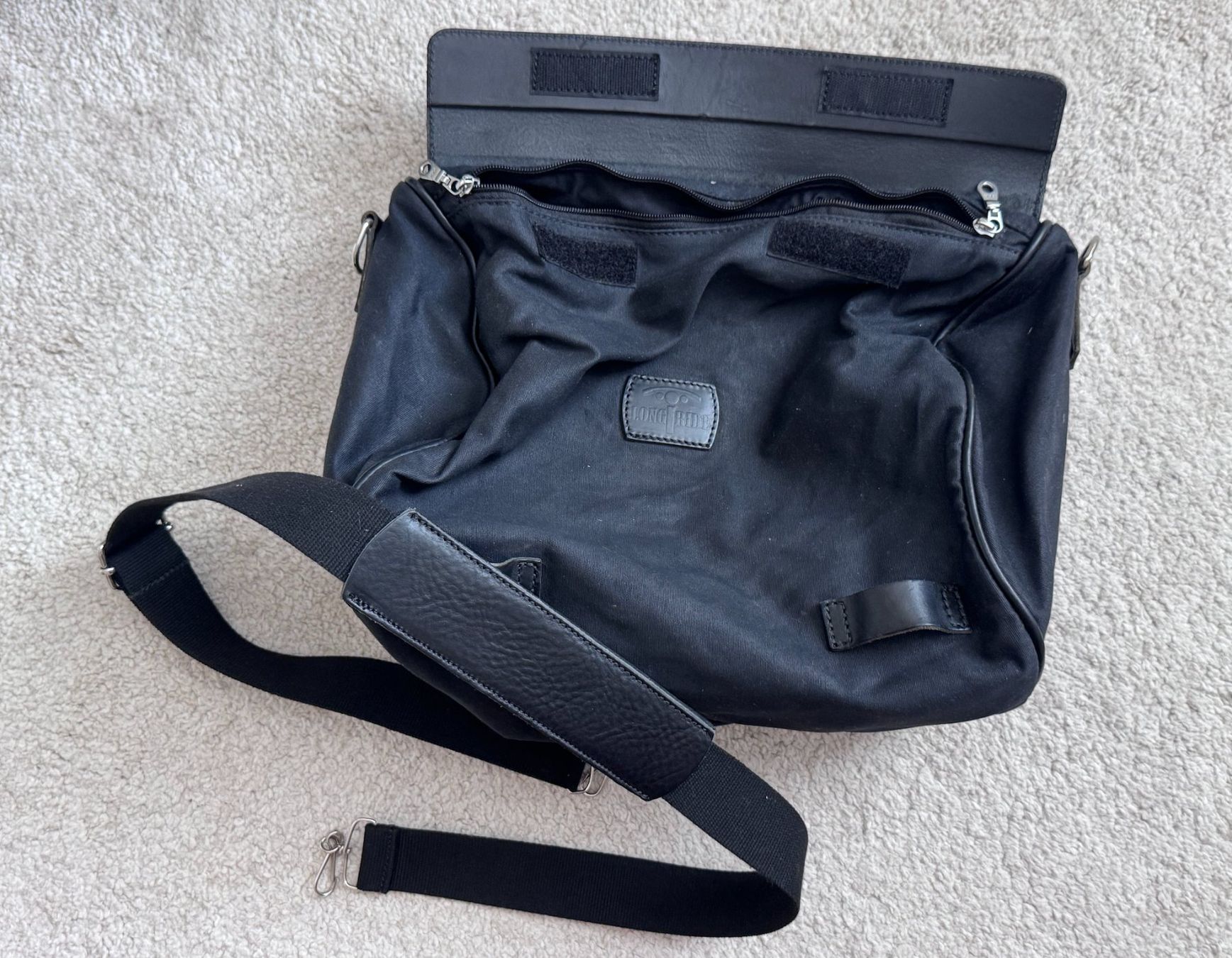 Taschen: Tasche / Duffel – Gebraucht aus Münchenstein von focuz