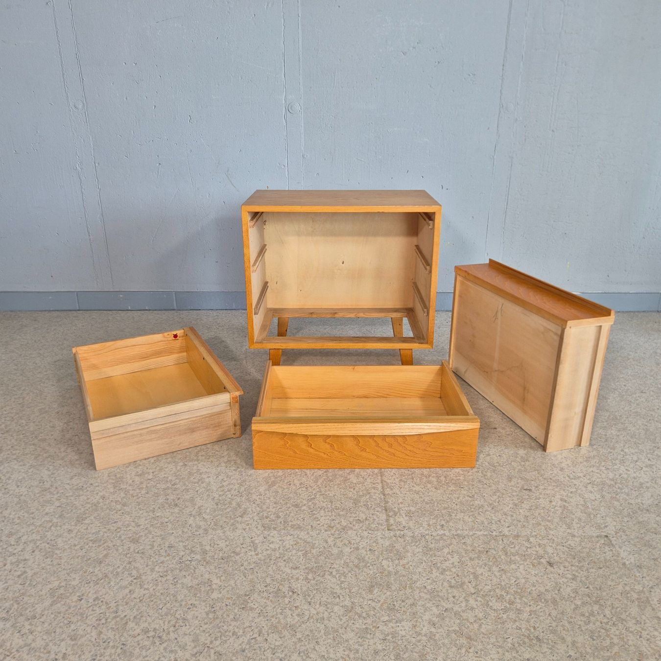 Victoria Möbel Tables de nuit: Victoria Möbel Night-Stand Nachttisch Schubladenkommode – D'occasion à Nottwil par Wondewa-Shop 4