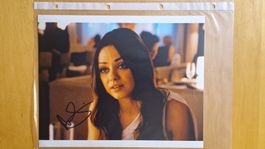 Mila Kunis, Original Autogramm auf Grossfoto in Farbe