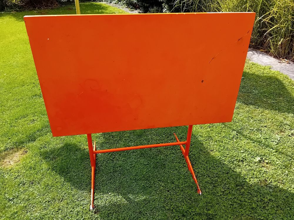 Large Orange Metal Indoor/Outdoor Folding Table Orange for R (Gebraucht ...