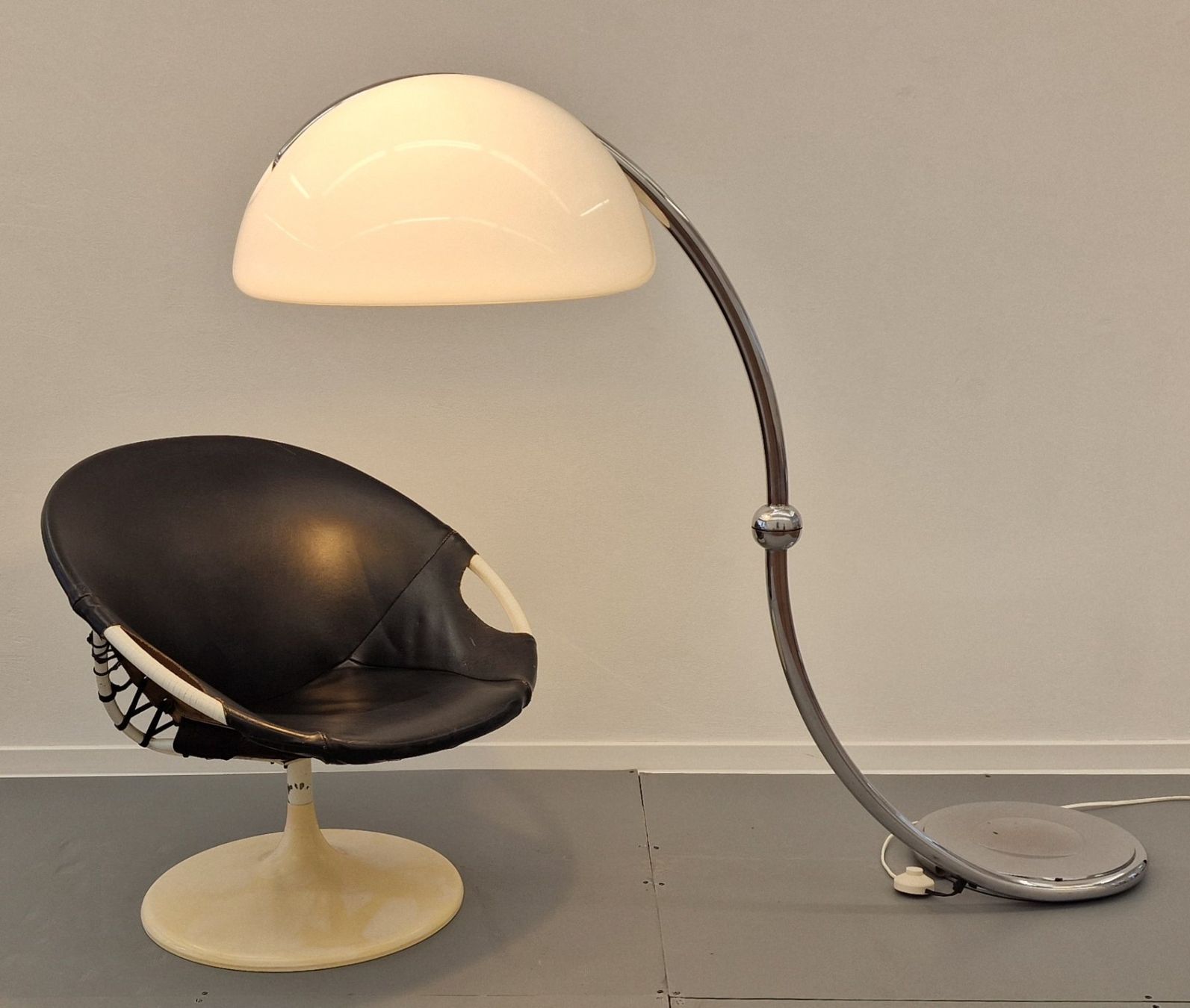 Lampade: Space Age Design, Stehlampe Serpente, Elio Martinelli, 70 – Usato da St. Gallen venduto da chambredirecte 1
