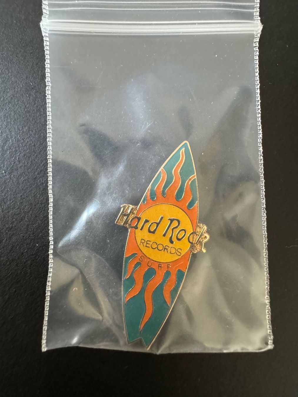 Placchette & Badge: Pin Hard Rock Records Brosche – Usato da Galgenen venduto da rub_f6kh