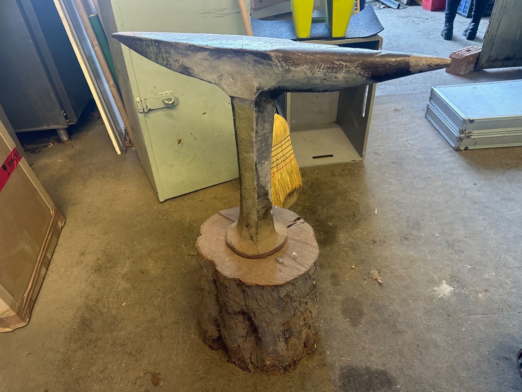 Attrezzi da lavoro: Amboss mit Holzsockel B70xT11xH84cm – Usato da Necker venduto da liq24 1