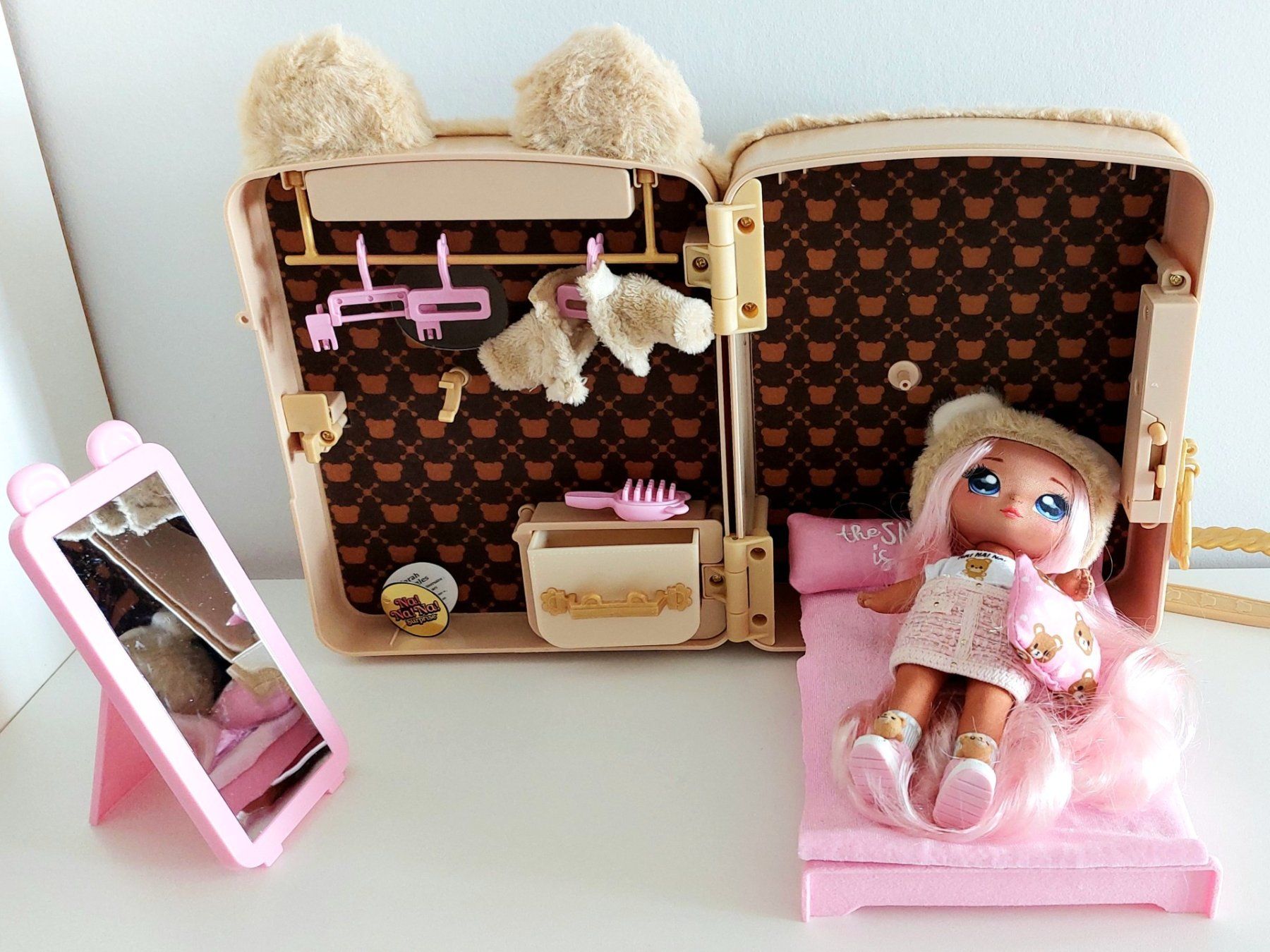 MGA Puppen: Poupée NA NA NA Surprise Backpack Bedroom – Gebraucht aus Genève von anam44 2