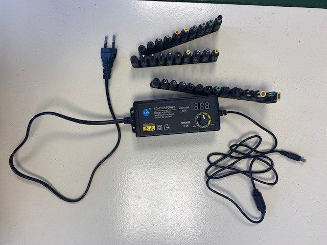 Ladegeräte: Universal Netzteil, einstellbar, viele Adapter, von 3- 36 Vo – Neu und originalverpackt aus Wängi von Bmo 1
