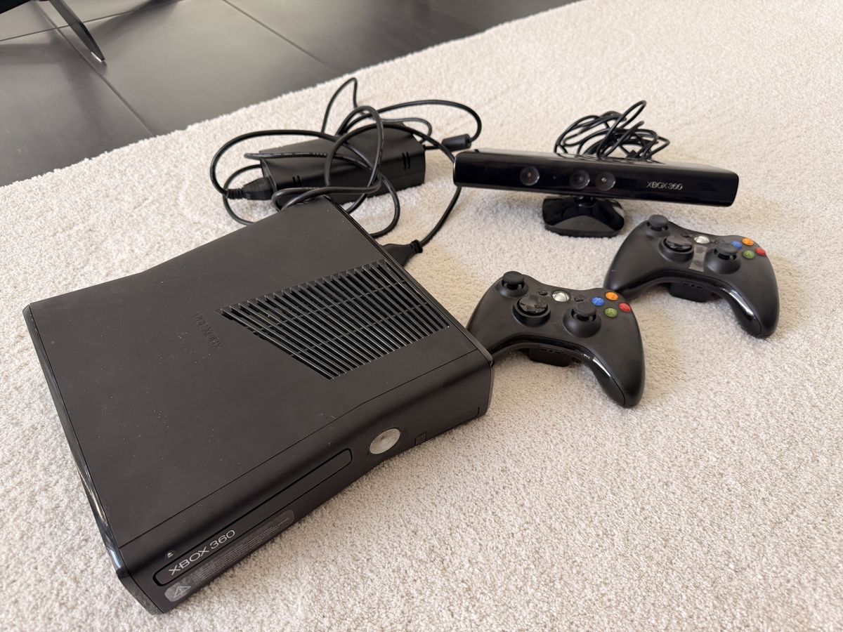 Microsoft Konsolen: Xbox 360 Konsole mit Kinect und 2 Controllern – Gebraucht aus Sempach von ljnaelena 1