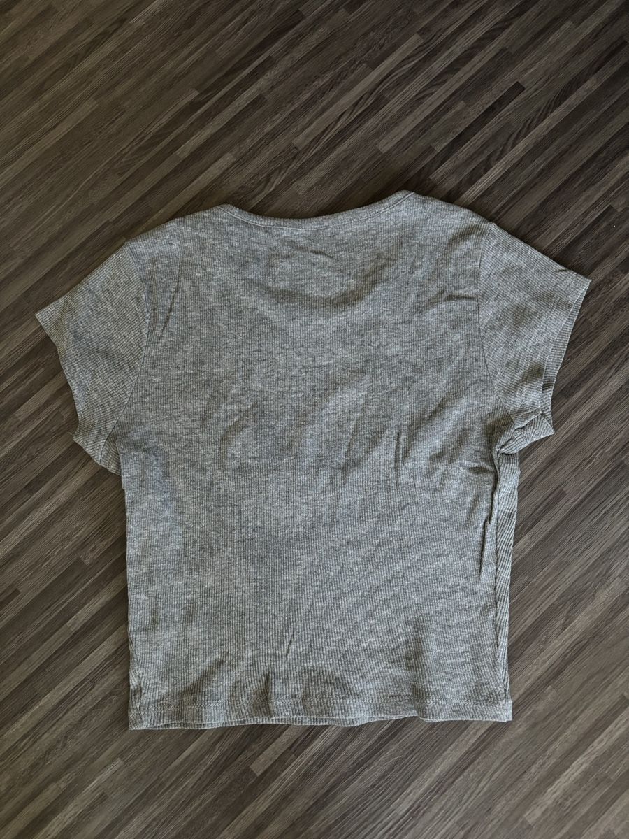 T-shirt: Graues cropped T-Shirt, Grösse S – Nuovo (secondo la descrizione) da Sumiswald venduto da fid_v269 1