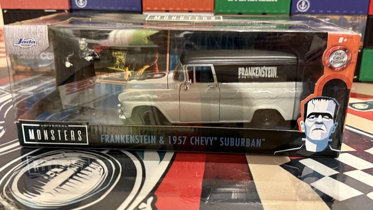 Jada Toys Modellini d'auto: Universal Monsters Frankenstein & 1957 Chevy Suburban – Nuovo e nell'imballaggio originale da Basel venduto da Zomeg