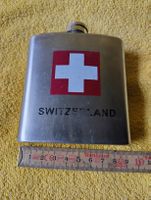 Schweizer Flachmann mit Schweizerkreuz.
