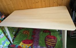 Esstisch aus hellem Holz neuwertiger Zustand