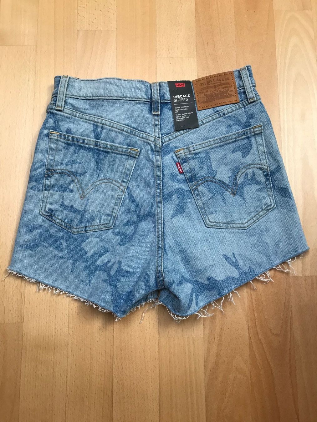 Levi's Jeans: Short Levi's Ribcage taille 27 – Nuovo e nell'imballaggio originale da Basel venduto da Maria-Alexa 2