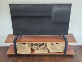 TV-Möbel aus massivem Akazienholz