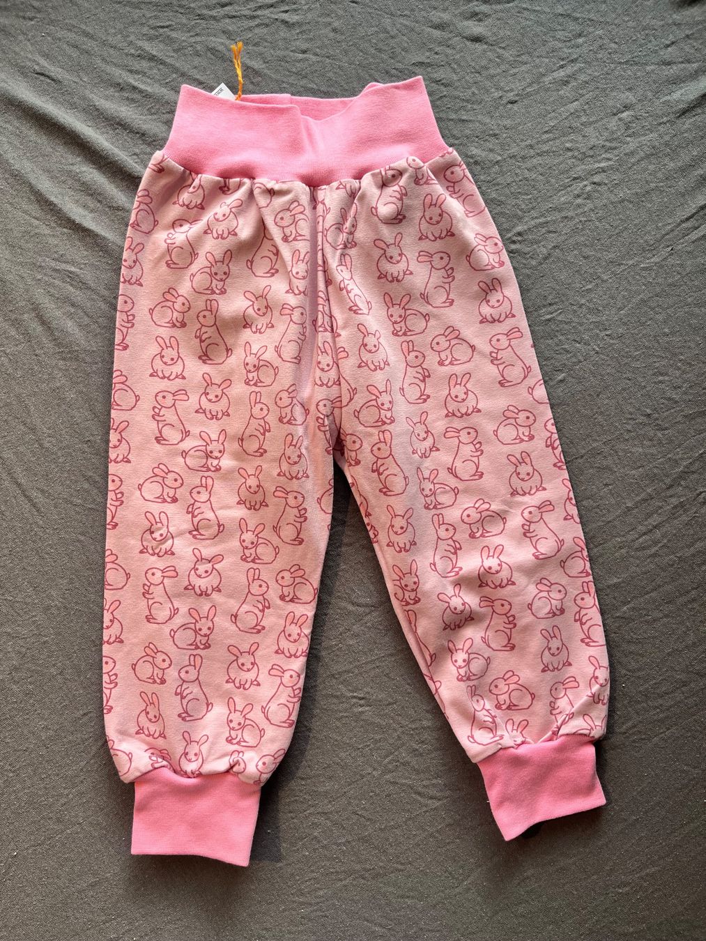 Pantaloni: 1 Kinderhose selbst genäht – Nuovo e nell'imballaggio originale da Büsserach venduto da bor_s88m