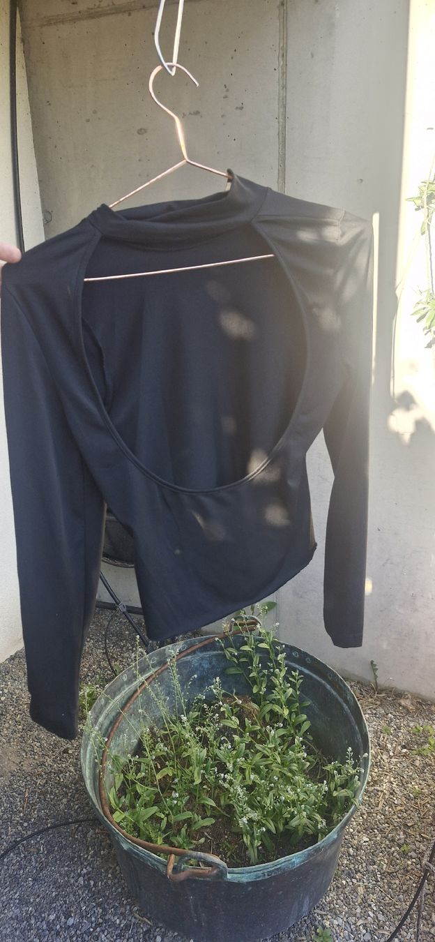 Tops: Schwarzes Langarmshirt mit offenem Ruecken, Gr. S – Gebraucht aus Wohlen b. Bern von lau_7vcp