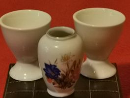 2kleine Eierbecher plus eine kleine Vase