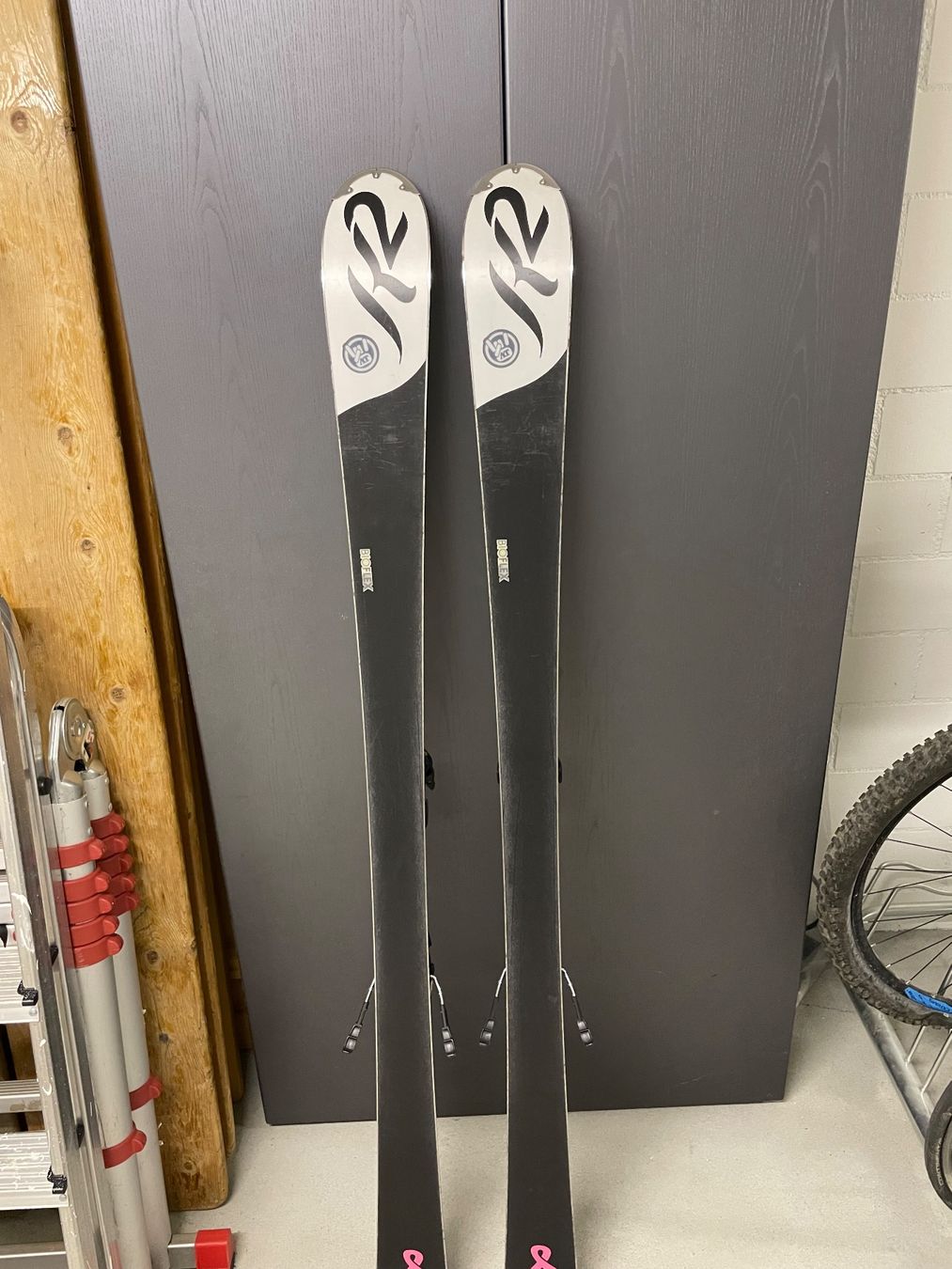 K2 Skis: K2 SuperOne Ski mit Bindung schwarz gold – Gebraucht aus Winterthur von Ciccio73 1