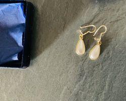 Adorables boucles pendants d’oreille or véritable et nacre