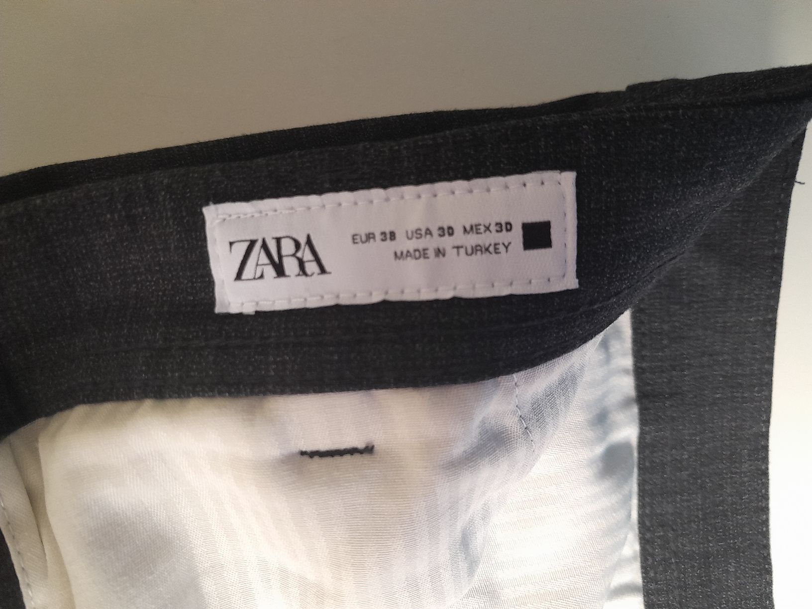 Zara Pantaloni: pantalon zara taille 38 gris chiné – Usato da Genève venduto da ang_fd8z 4
