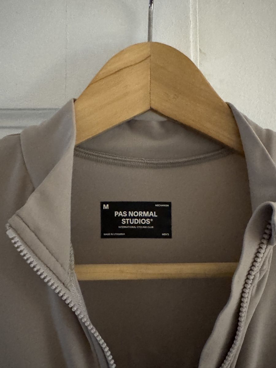 Pas Normal Studios Leibchen & Hosen: Pas Normal Studios -  Mechanism Long Sleeve Jersey – Neu (gemäss Beschreibung) aus Diesse von second_life 1