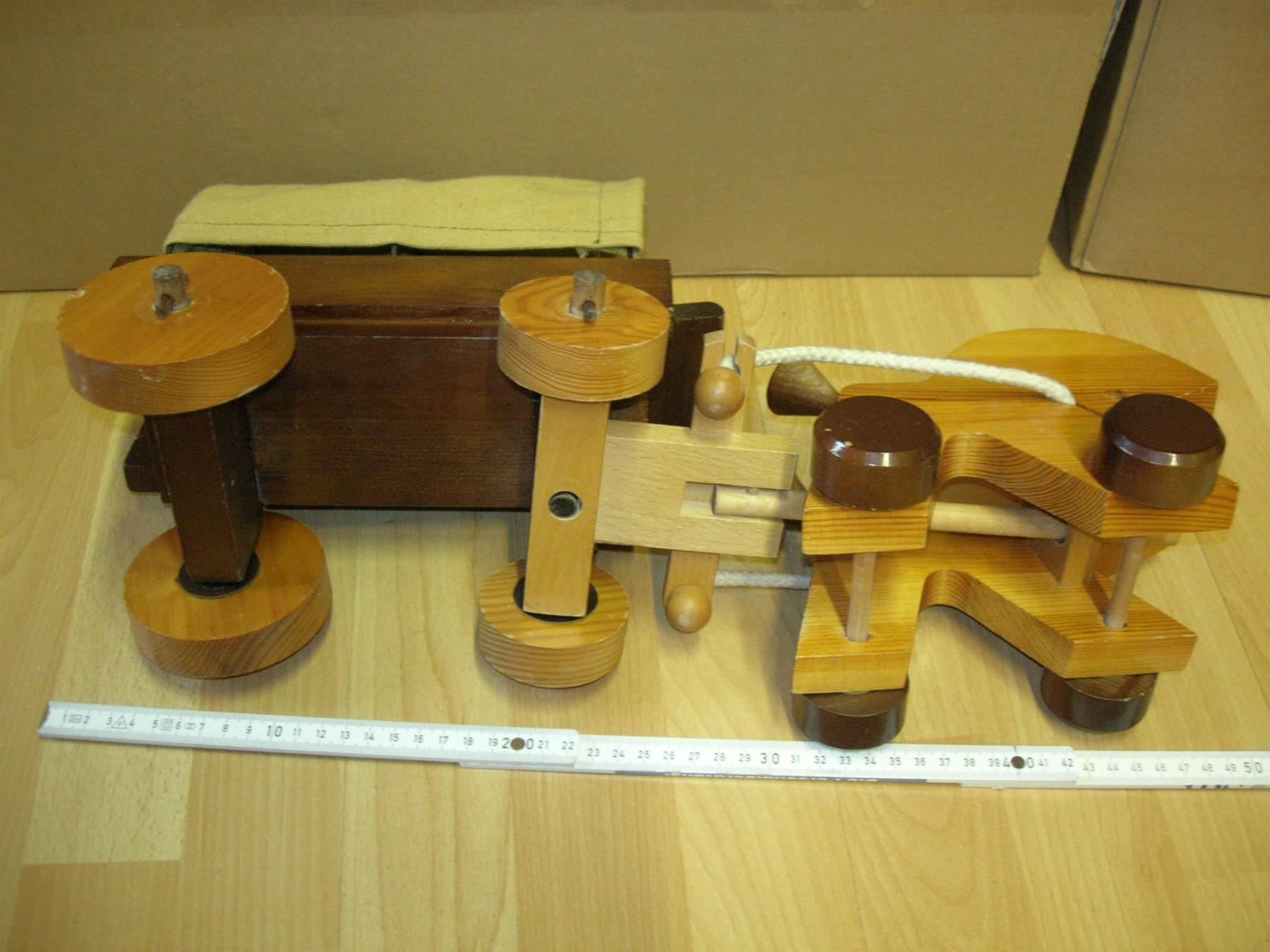 Spielzeuge: Holzpferde mit Planwagen, – Gebraucht aus Hornussen von Corvette- 3