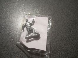 Chips-Figur Fussballspieler mit Ball, stehend
