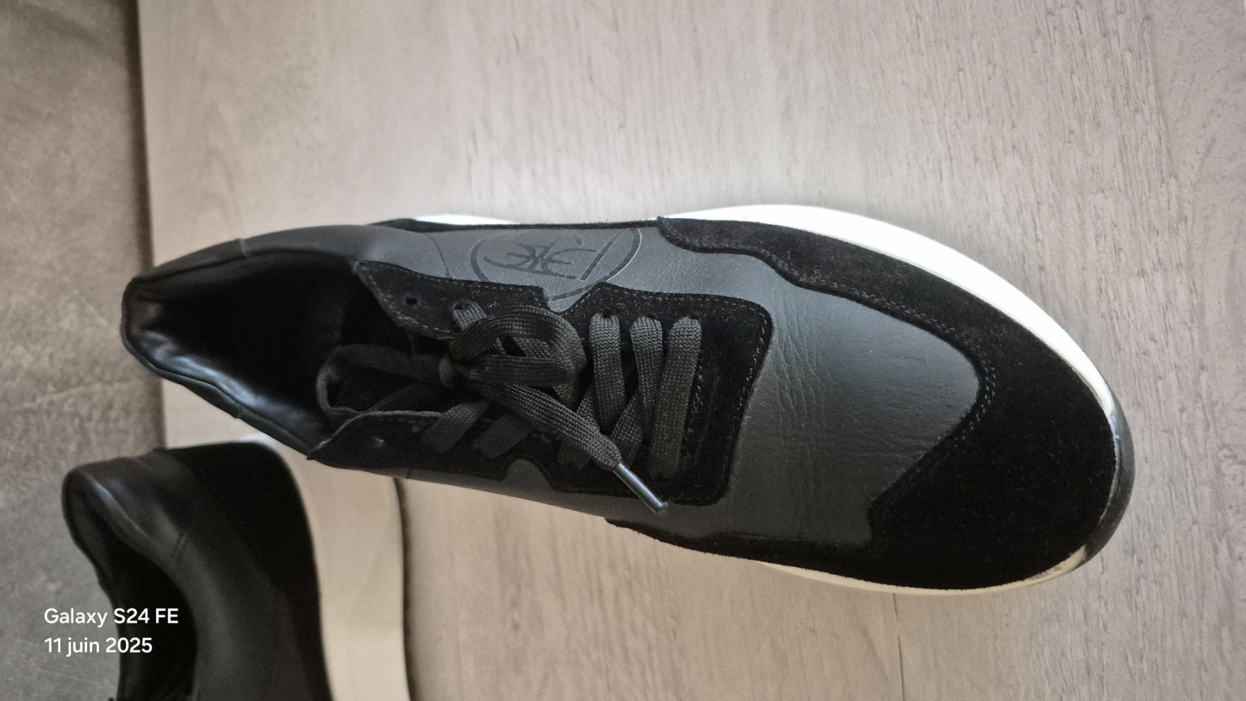 Damenschuhe: Sneakers en cuir noir , pointure 41 – Gebraucht aus Reconvilier von something4you 4