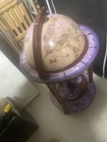 Globus Barschrank mit Sternzeichen Verzierungen 