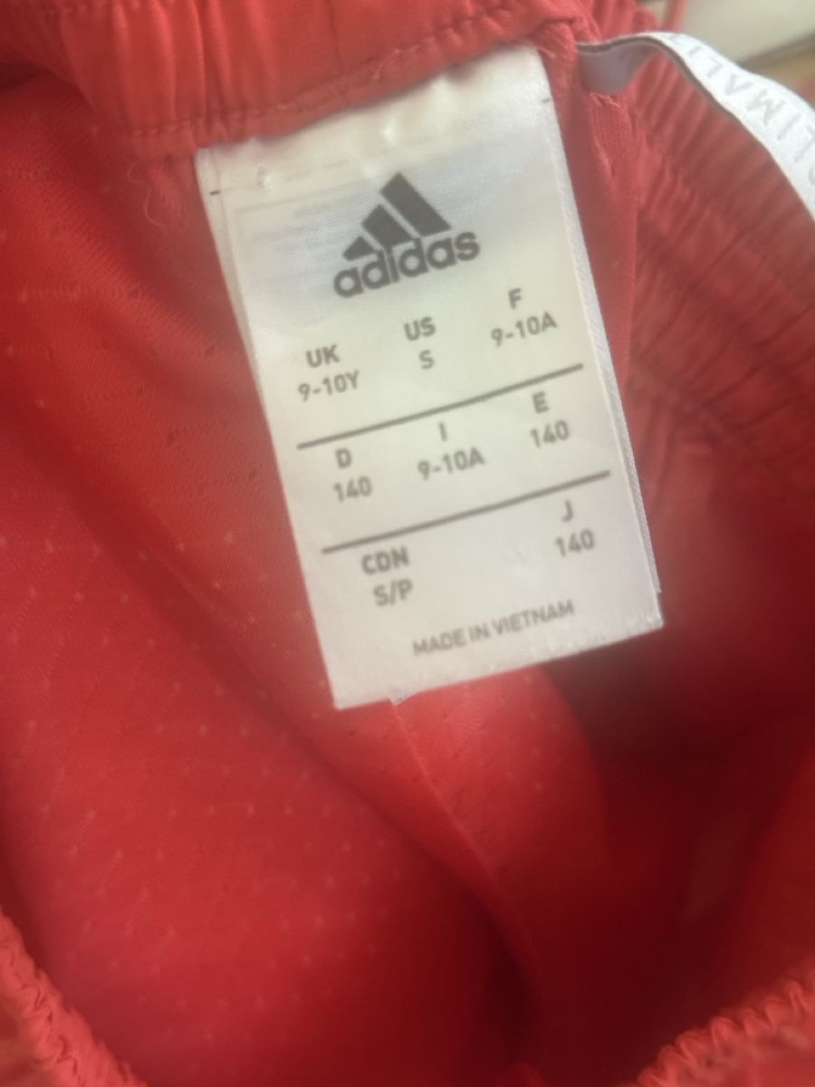 Adidas Pantaloni: Shorts Addidas Mädchen Y9-Y10 – Nuovo (secondo la descrizione) da Meilen venduto da Shadenne 1