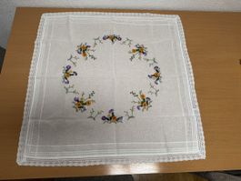 Handgesticktes Tischdecke ,Vintage, mit zarten Blumen 🌸 