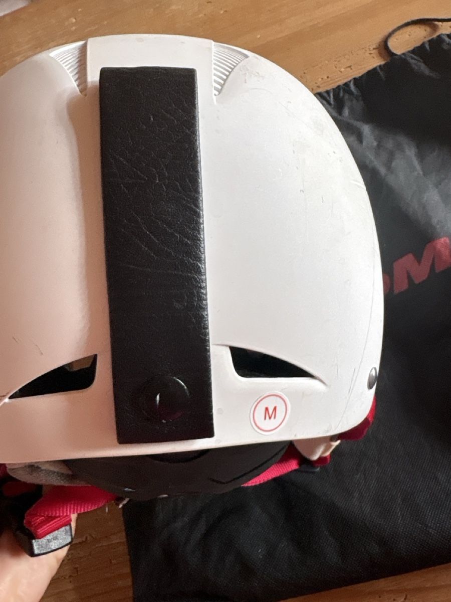 Atomic Helme: Skihelm Atomic weiss Grösse M mit Beutel gebraucht – Gebraucht aus Bergdietikon von anne.schatzmann 1