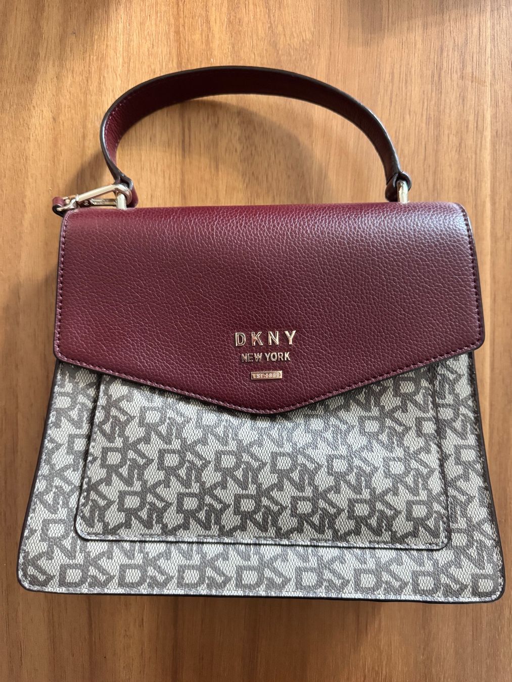 DKNY : DKNY Tasche Bordeaux – D'occasion à Zürich par lea_s_97