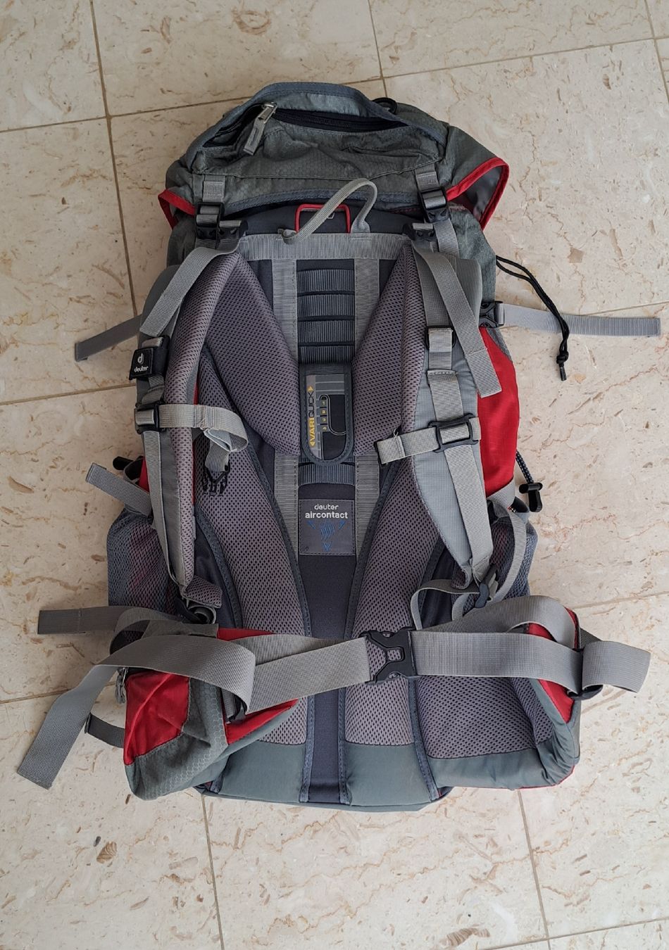 Deuter Zaini: Deuter Rucksack 40+10 rotgrau – Usato da Lohn SH venduto da Mueller1958 4
