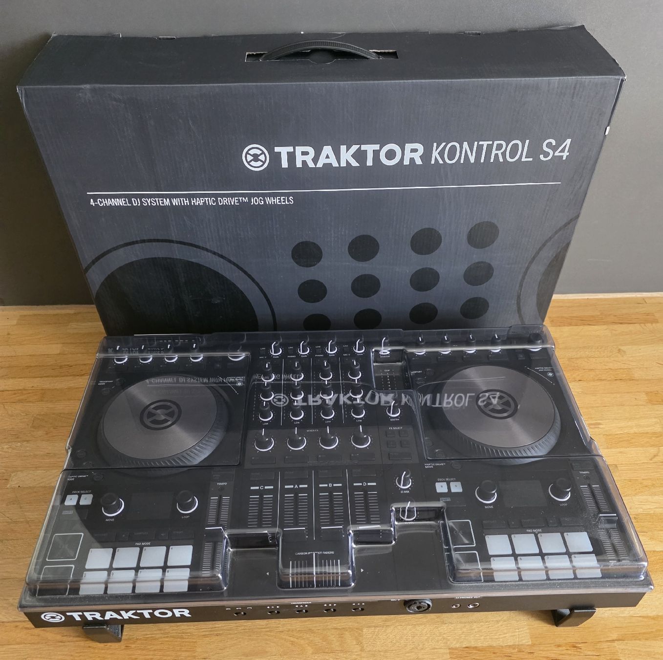 Native Instruments Console di mixaggio: Native Instruments Traktor Kontrol S4 MK3 – Usato da Basel venduto da regnam