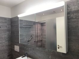 Spiegelschrank mit Beleuchtung weiss guter Zustand