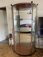 Schön Glasvitrine Holz halbrund mit Spiegelwand Schiebetüren