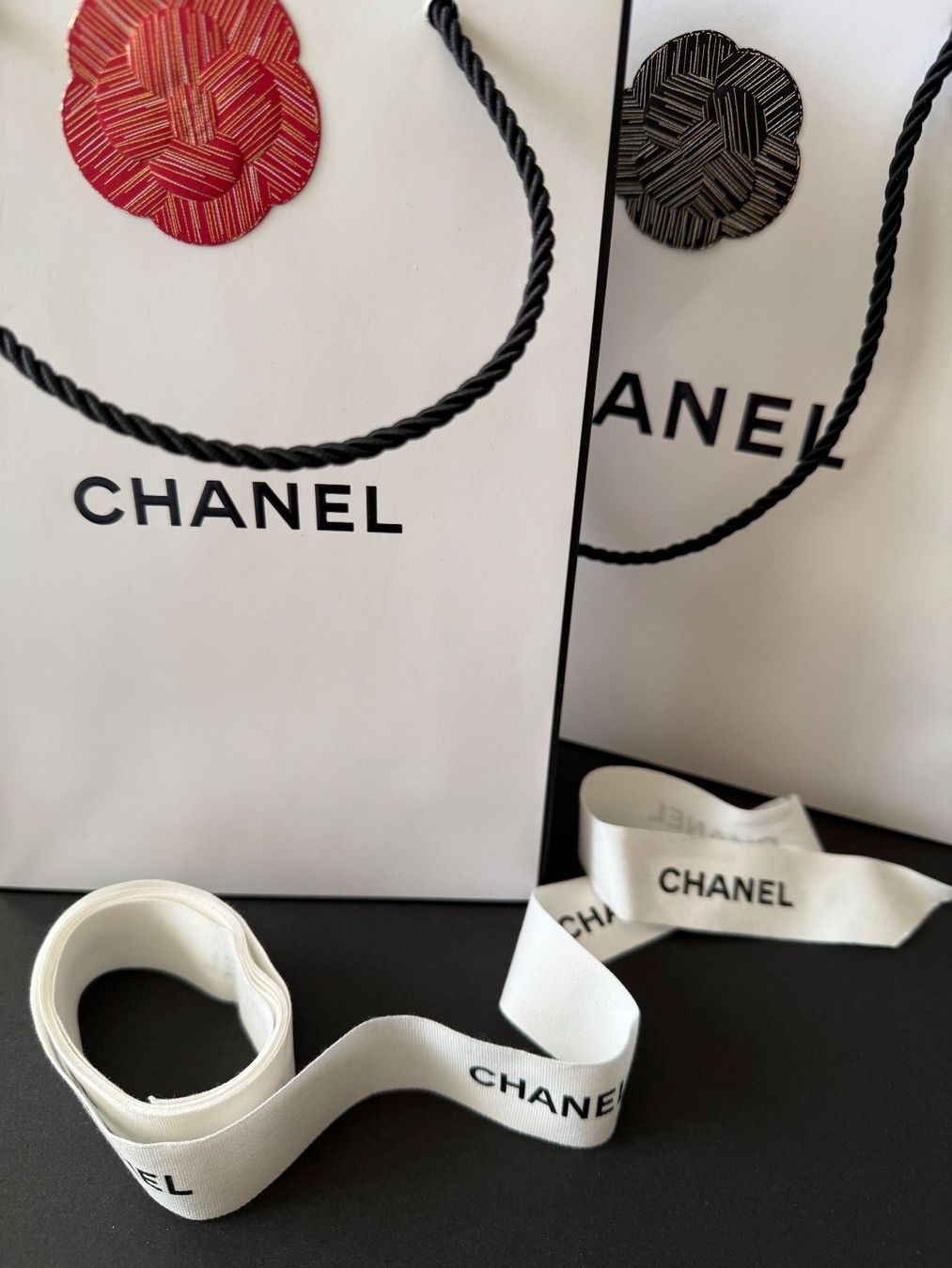 Chanel Borse: CHANEL - 2 Papiertaschen mit Kamelien und Geschenksband – Usato da St. Gallen venduto da aracne 3