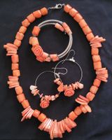 Un ensemble de bijoux composé de coraux naturels.