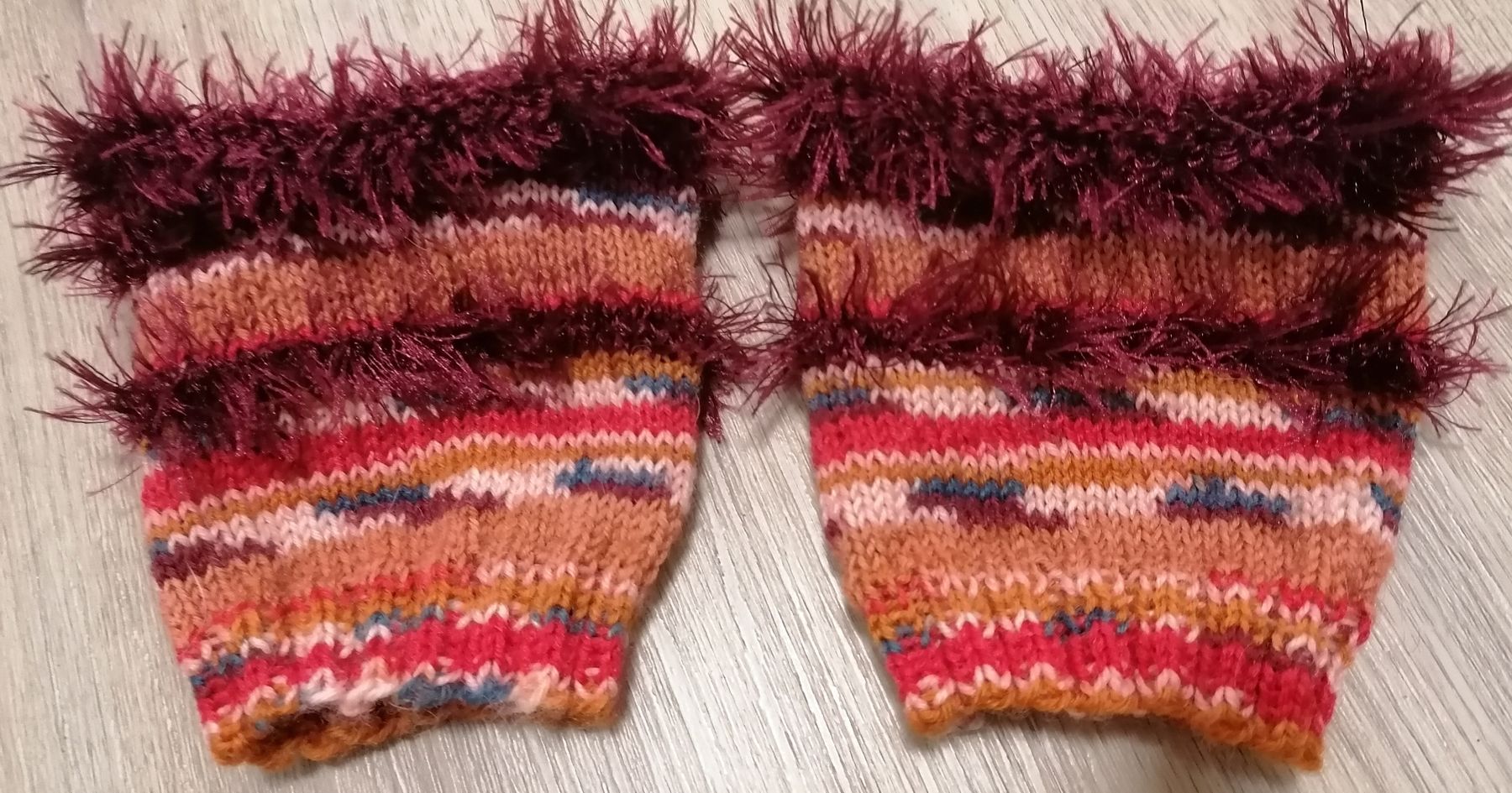 Altro in  Abbigliamento & Accessori: Pulswärmer mit flauschigem Abschluss – Nuovo (secondo la descrizione) da Sursee venduto da Aniri