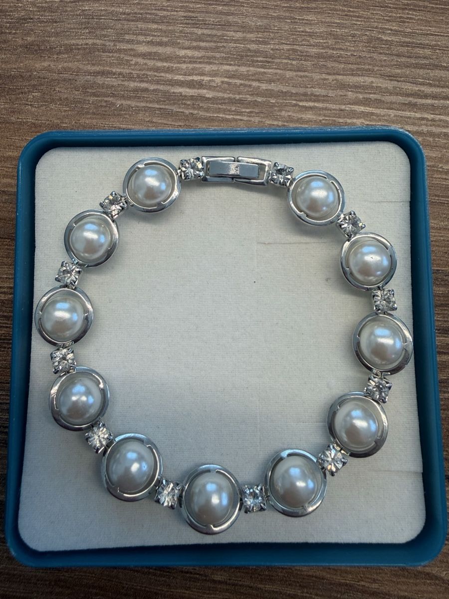 Armbänder & -reifen: Elegantes Perlenarmband mit Strass, neuwertig – Neu (gemäss Beschreibung) aus Kloten von Ale-1994