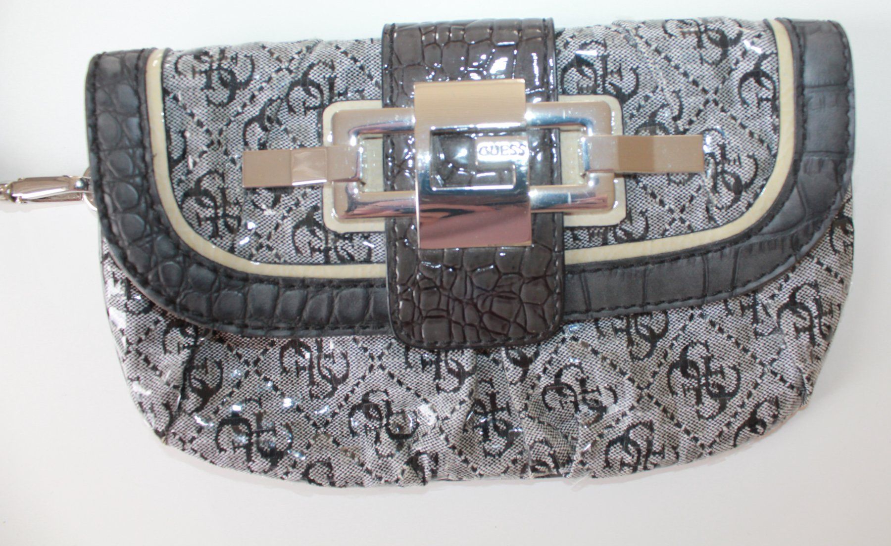 Guess Taschen für Damen: Sac à main / Pochette  Guess    NEU! – Neu und originalverpackt aus Peseux von Gilloss