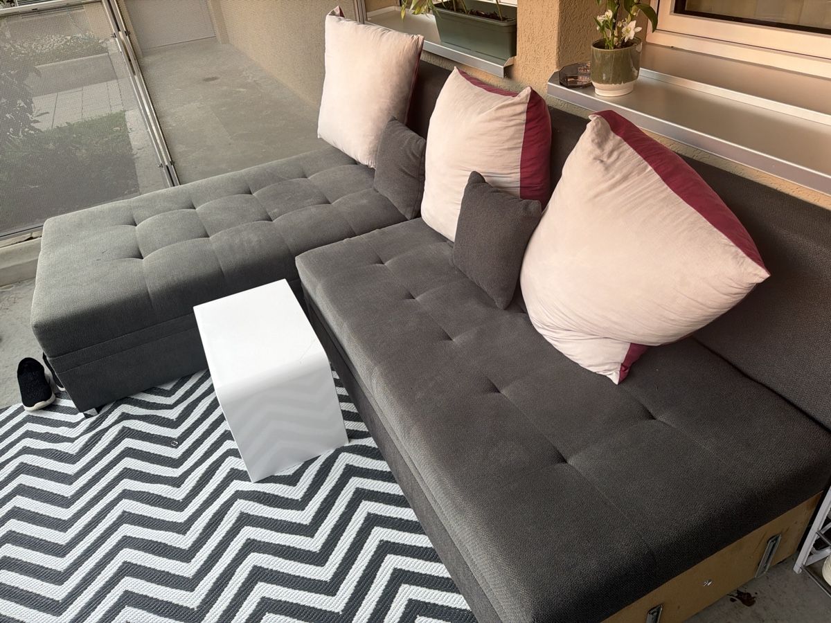 Sofas: Ecksofa grau mit Bettfunktion und Stauraum gebraucht – Gebraucht aus Horw von flo_npj9
