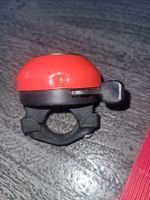 Rote Fahrradklingel mit Blumenmuster