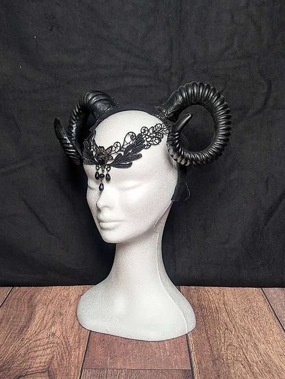 Colliers: Phantasy / Gothic Headpiece mit schwarzen Hörnern – D'occasion à Triesenberg par JustAPhotographer 2