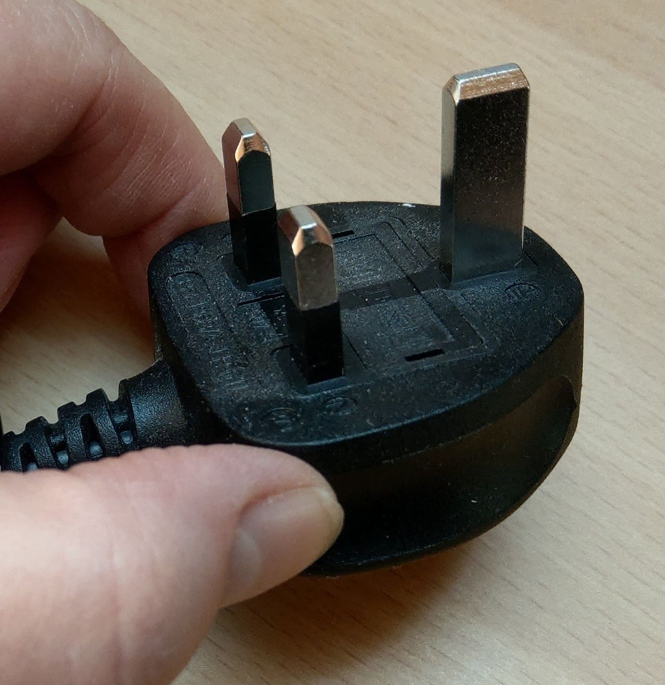 Spine: Prise anglaise pour écran ordinateur 40 cm – Nuovo (secondo la descrizione) da Lausanne venduto da tal_01 2
