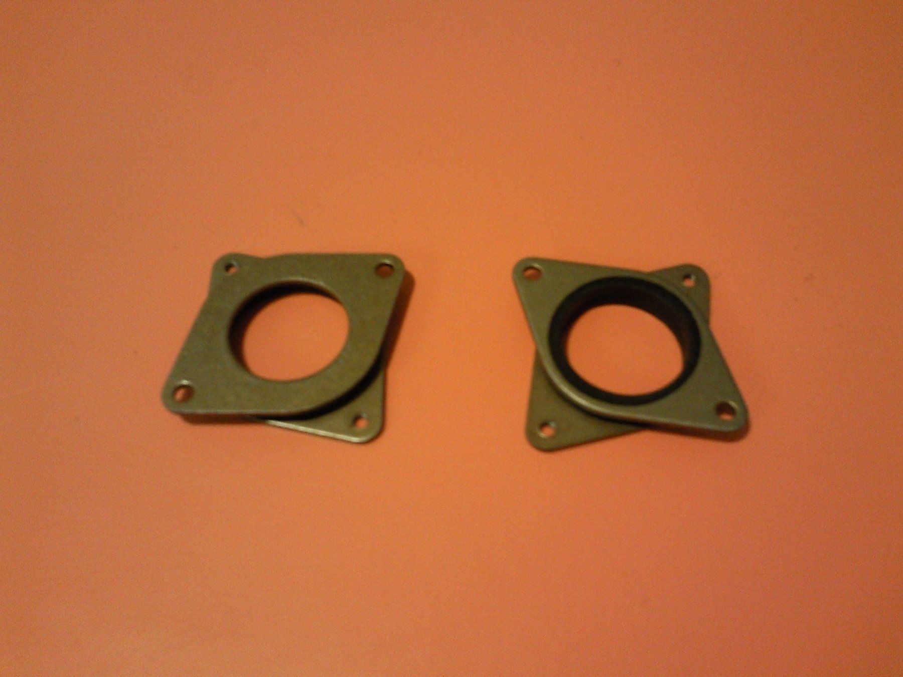 Supporti a parete: Zwei Gummi-Vibrationsdämpfer – Usato da Berikon venduto da m1l3n