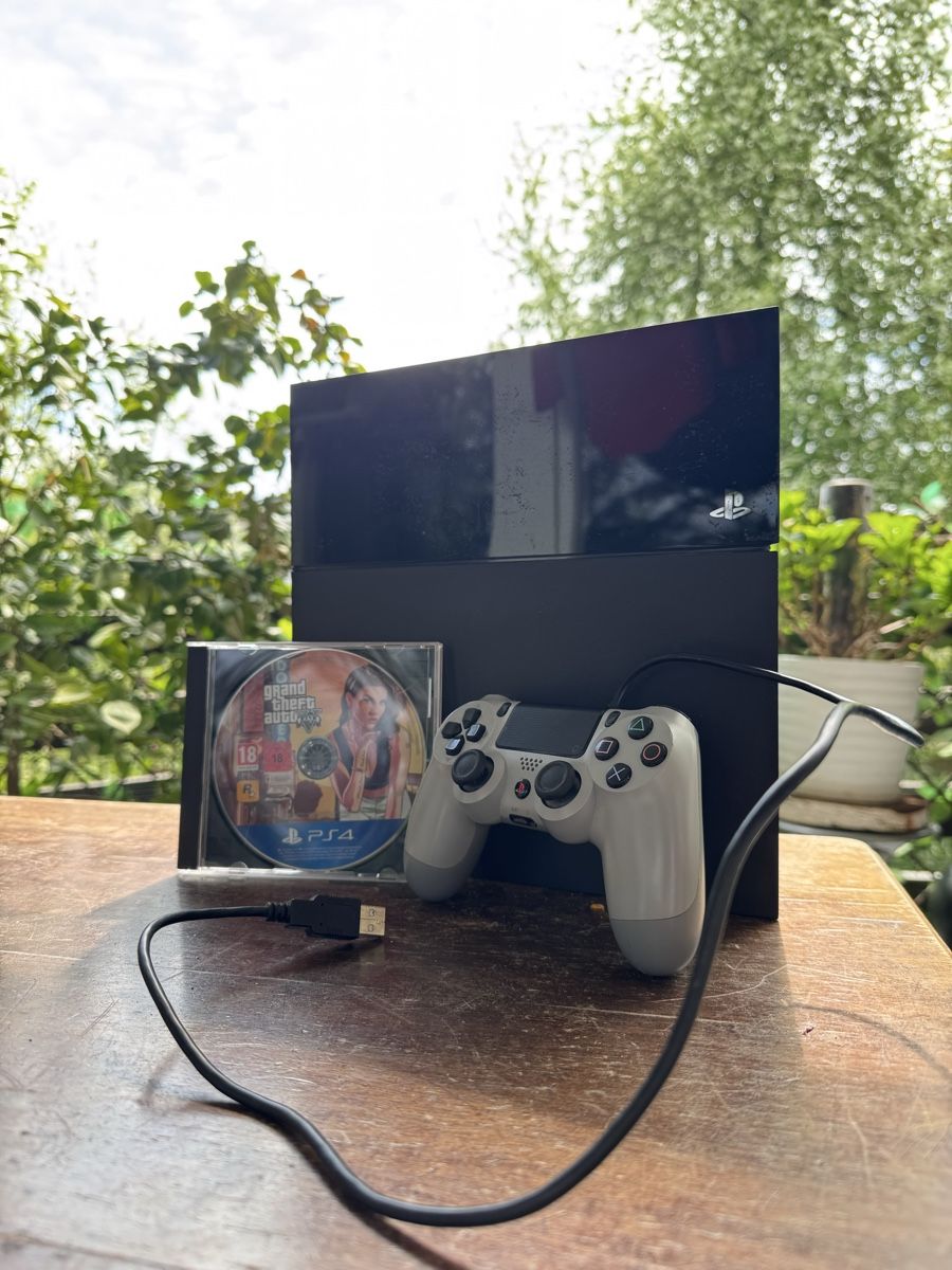 Sony Console: PS4 500Gb. 20th Controller GTA V – Usato da Affoltern am Albis venduto da Gabriel.O