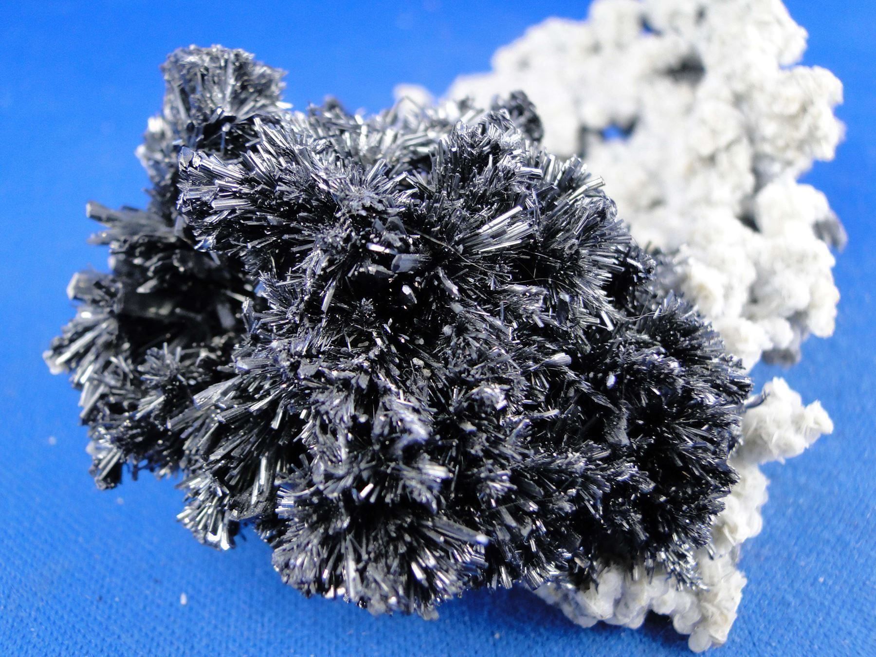 Minerali & Pietre curative: Stibnit auf Calcit – Usato da Schinznach Bad venduto da Demerald 2