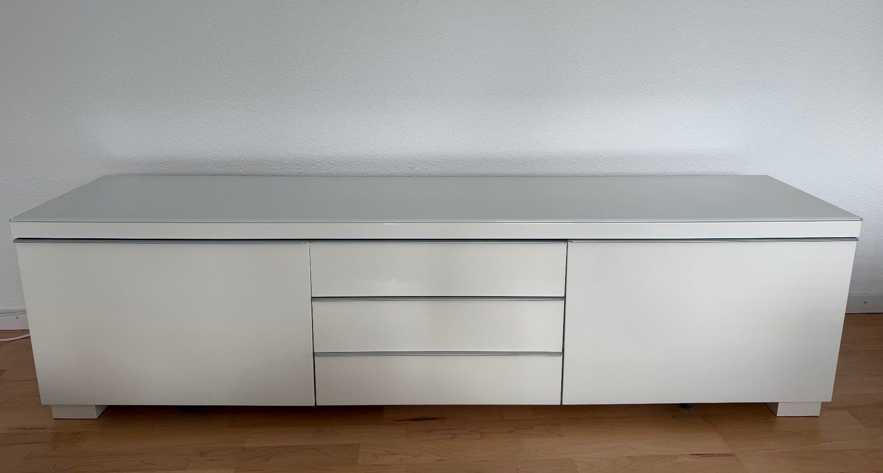 Mobili TV: Weisses Sideboard mit viel Stauraum – Usato da Menznau venduto da sasna